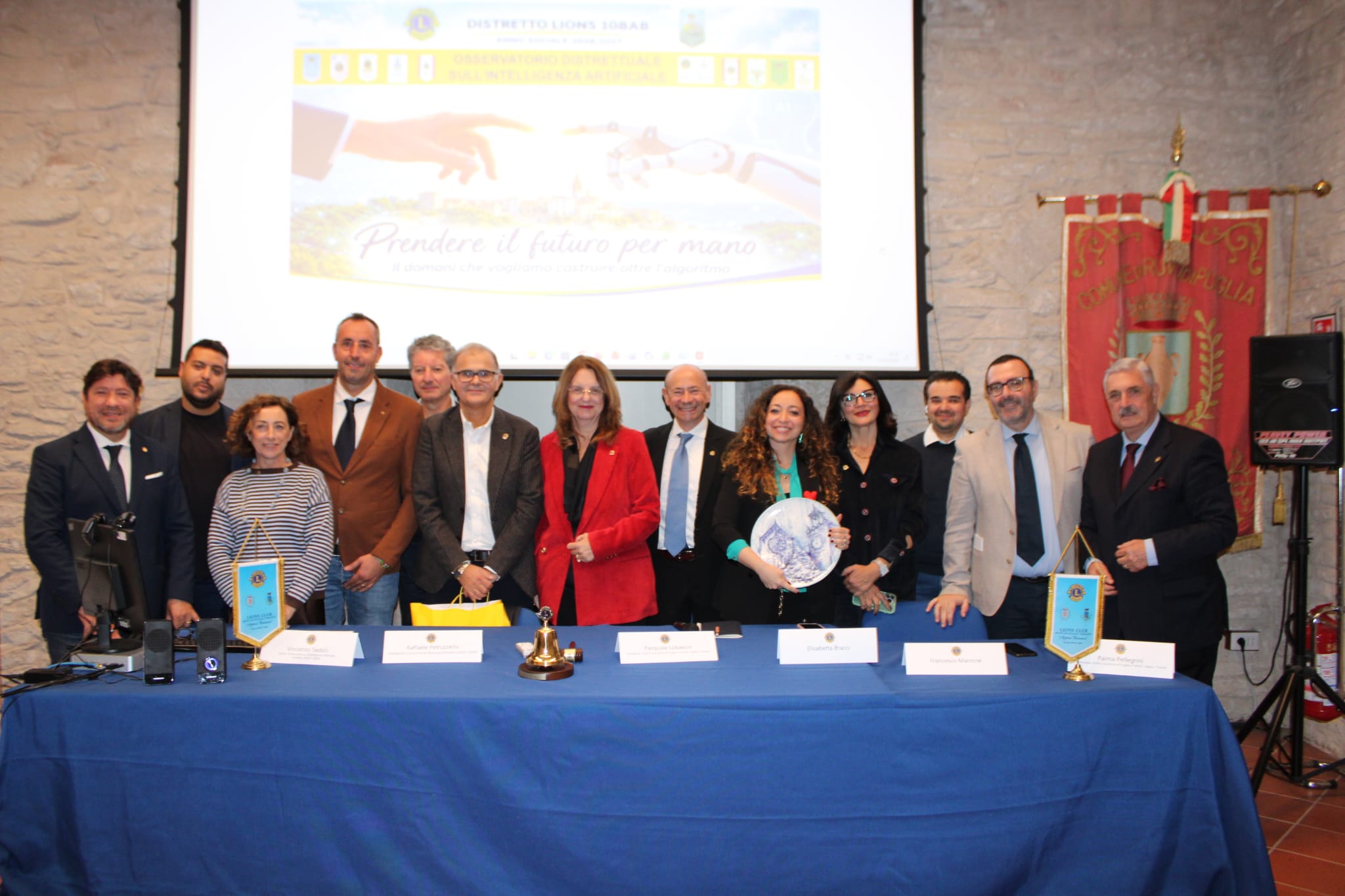 Foto di gruppo al termine dell’incontro multiclub sull’intelligenza artificiale a Palazzo Caputi, Ruvo di Puglia, 17 ottobre 2026.