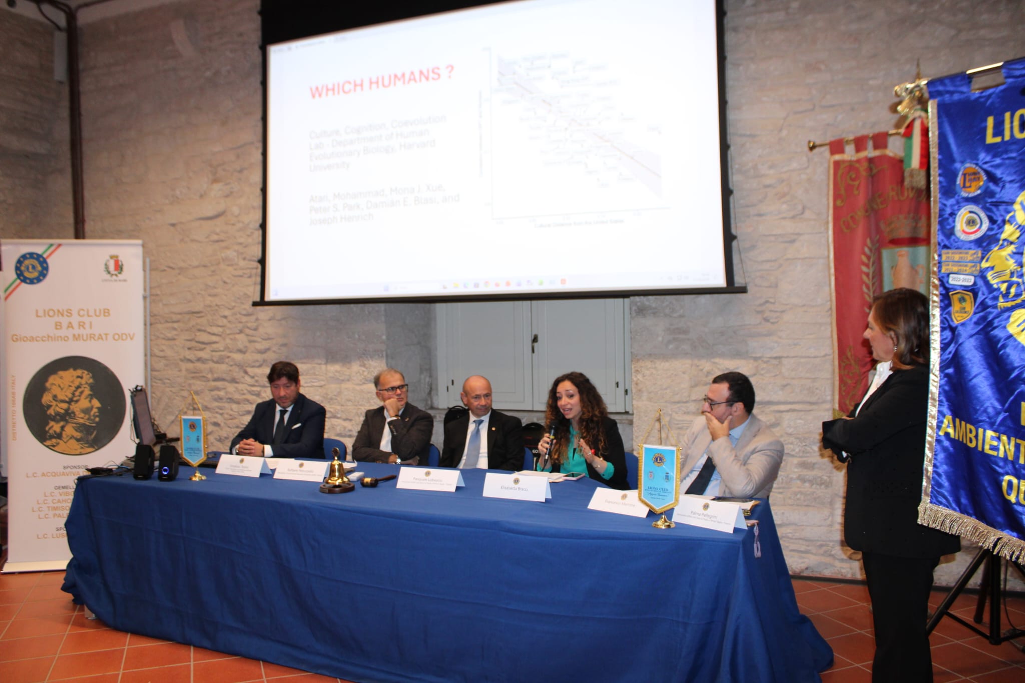 Un intervento al tavolo dei relatori durante l’incontro multiclub sull’intelligenza artificiale.