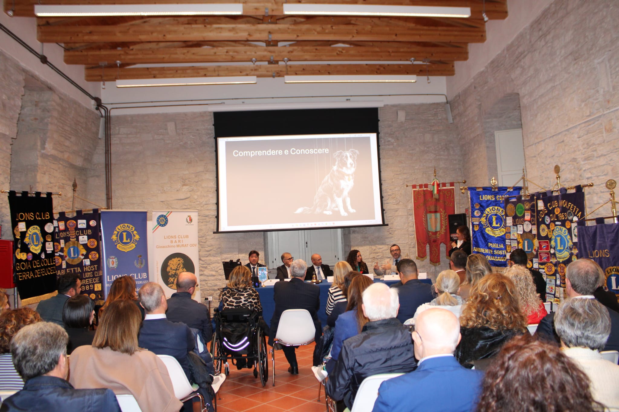 Vista della sala e del pubblico durante l’incontro a Palazzo Caputi.